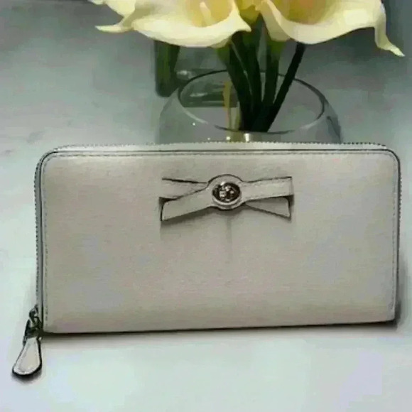 Coach Pebbled Leather Turnlock Bow Accordian Zip Wallet Cream 53415 - Picture 1 of 6